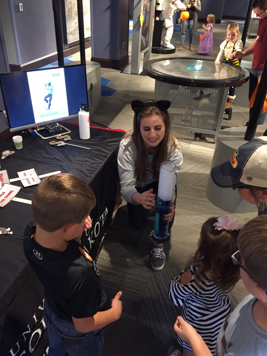 USDChemistry's tweet photo. Yesterday @USDChemClub had a great time at the Spooky Science event at the Washington Pavillion in Sioux Falla https://t.co/FJlrj3291Z