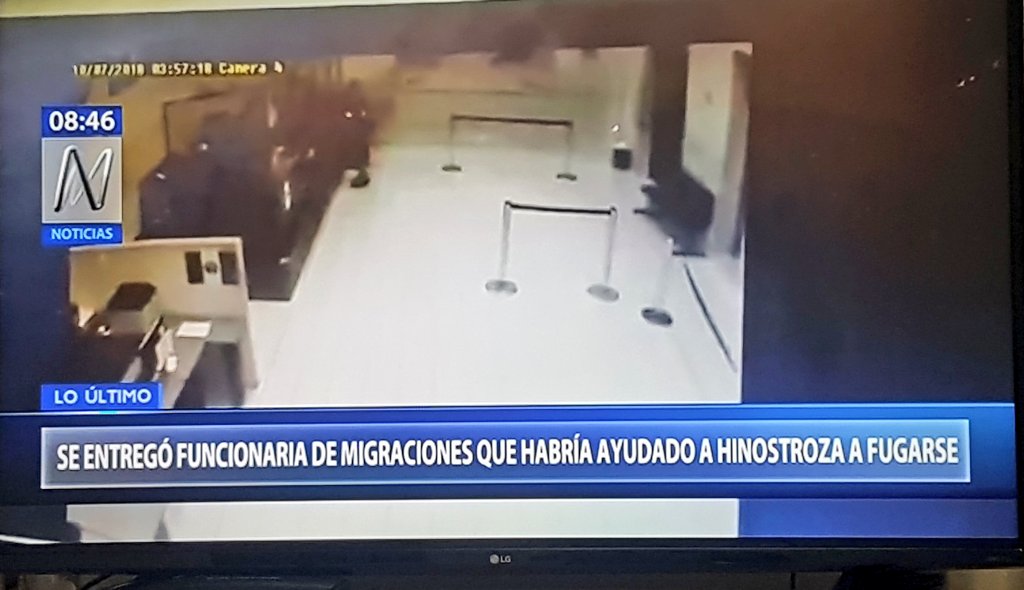 markofelix's tweet photo. Se entregó trabajadora de @MigracionesPe que habría ayudado a fugar a Hinostroza. Via @canalN_ @kvale35 https://t.co/Uzfp7qEzdZ