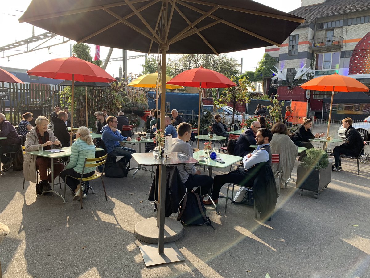 asautter's tweet image. Unterschiedliche Meinungen, grmeinsame Gesprächsthemen. Intensive Diskussionen bei #schweizspricht im Bogen F in Zürich.