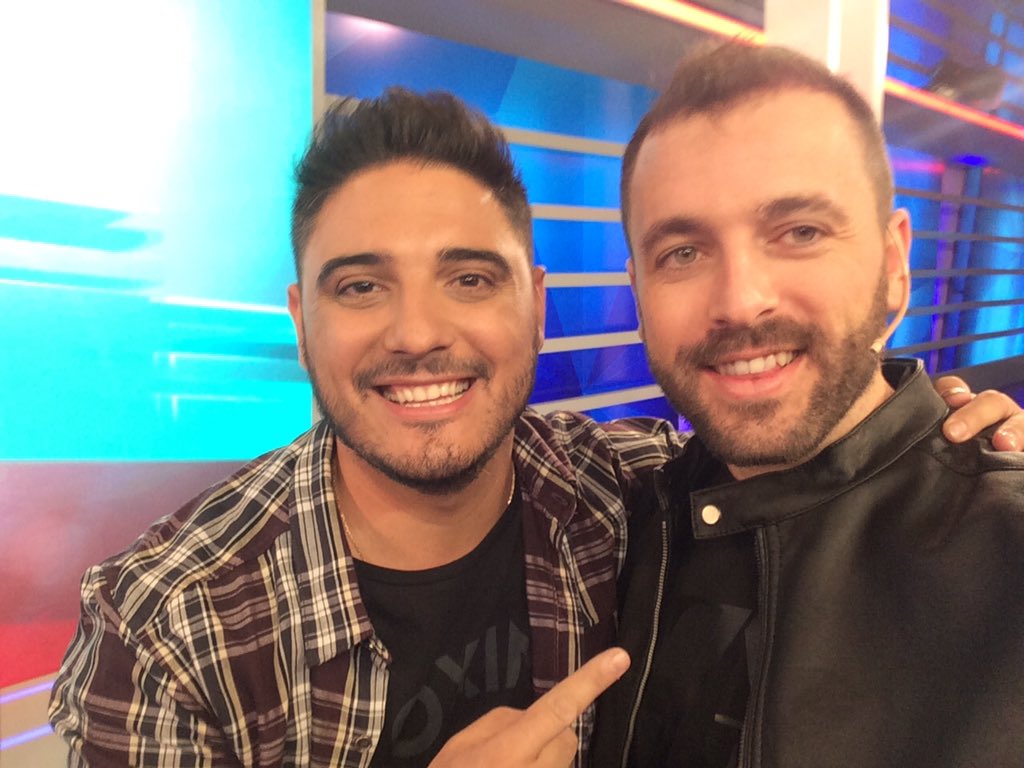 quiquemontes_'s tweet photo. Magnífica noche ayer en @CronicasDeLirio ✨

Feliz de verlo de nuevo @hernanlirio . 
Pues oye ! 🙋🏻‍♂️ https://t.co/I86B9KRWUD