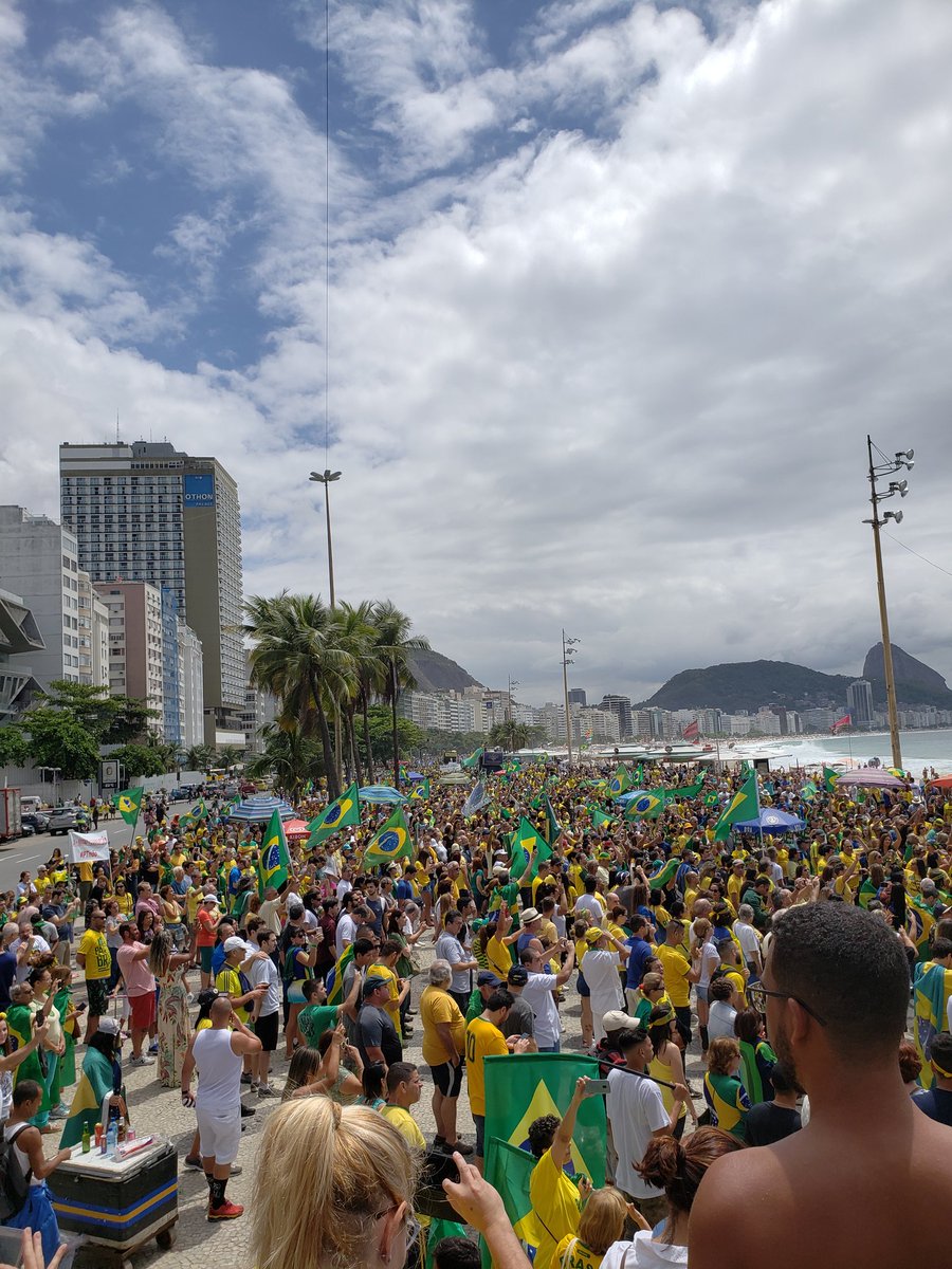 conexaopolitica's tweet photo. AO VIVO: Manifestantes estão chegando em Copacabana, no Rio de Janeiro; o ato é favorável a @jairbolsonaro, candidato à Presidência pelo PSL. #NasRuasComBolsonaro https://t.co/t4cZfJg26Z