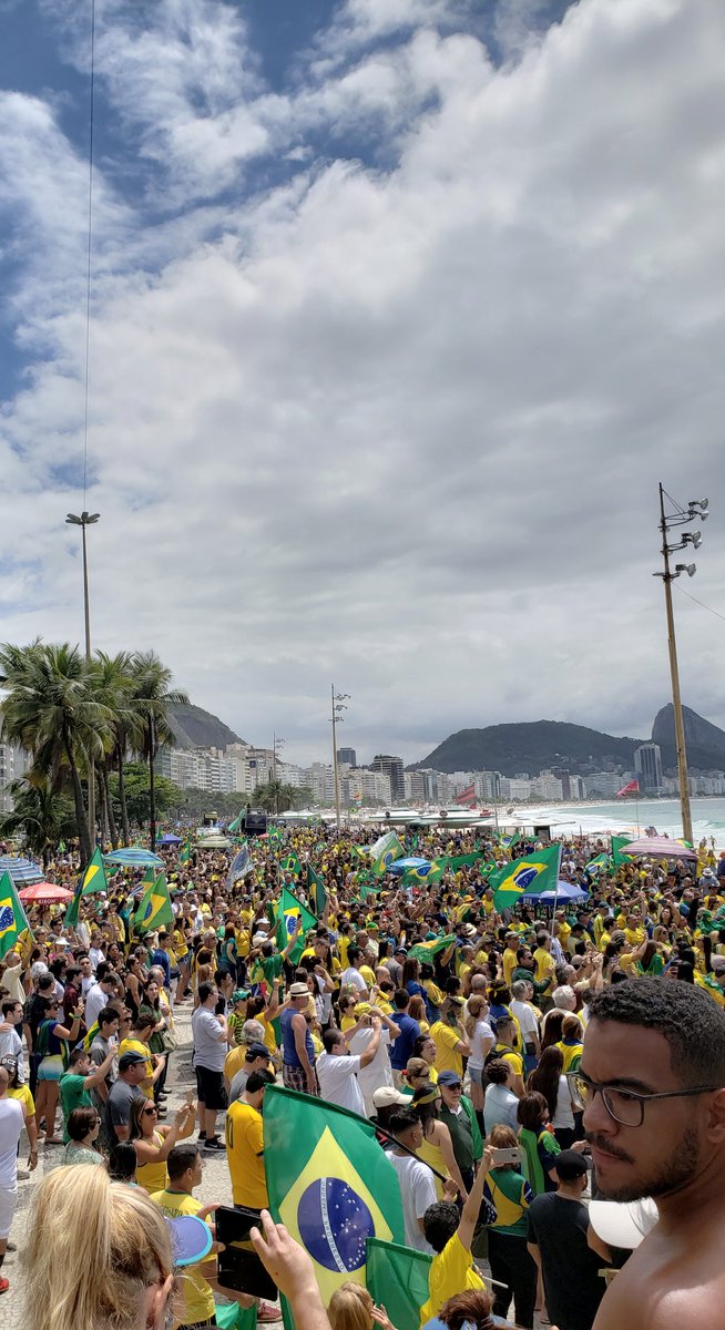 conexaopolitica's tweet photo. AO VIVO: Manifestantes estão chegando em Copacabana, no Rio de Janeiro; o ato é favorável a @jairbolsonaro, candidato à Presidência pelo PSL. #NasRuasComBolsonaro https://t.co/t4cZfJg26Z