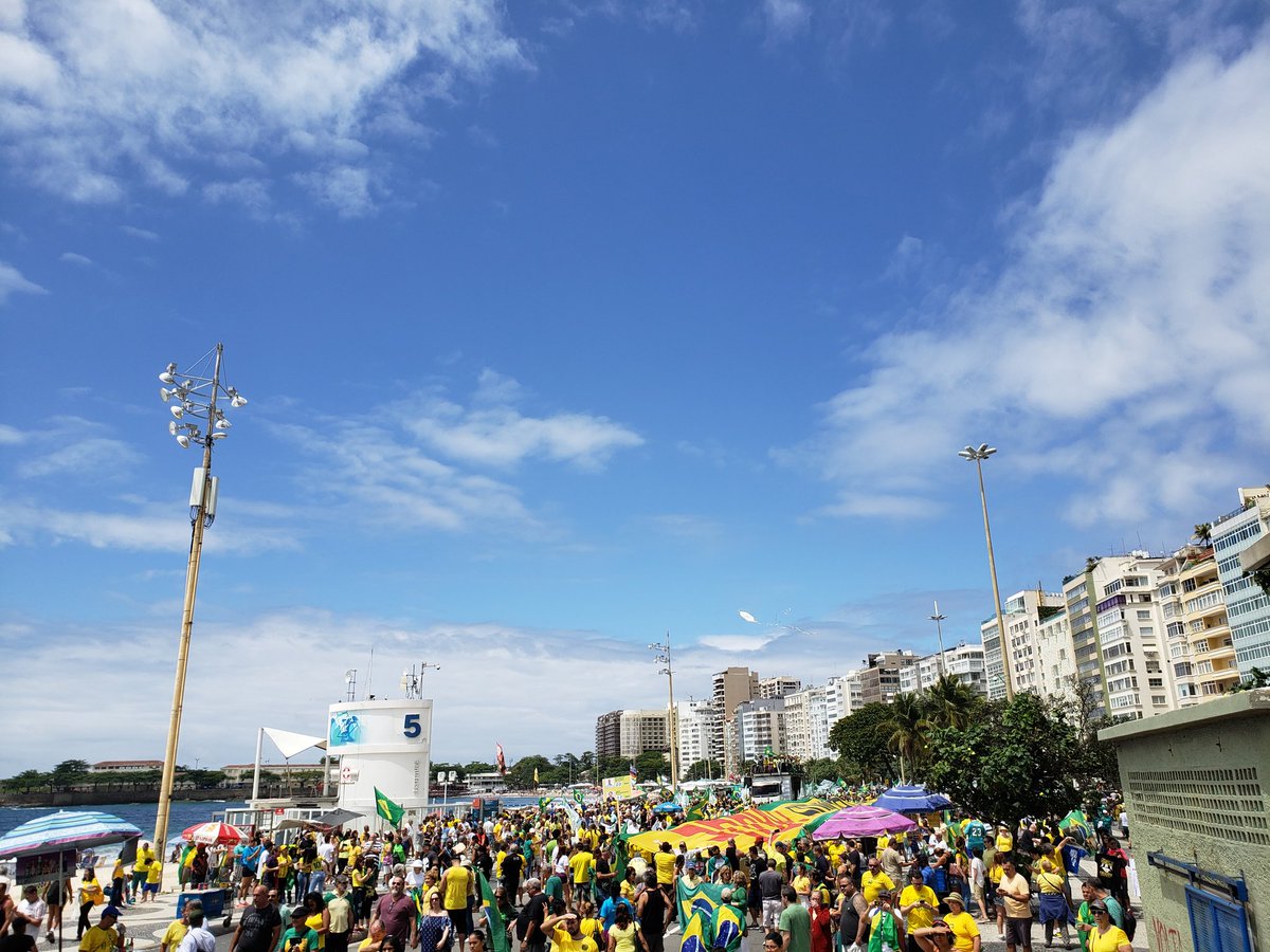 conexaopolitica's tweet photo. AO VIVO: Manifestantes estão chegando em Copacabana, no Rio de Janeiro; o ato é favorável a @jairbolsonaro, candidato à Presidência pelo PSL. #NasRuasComBolsonaro https://t.co/t4cZfJg26Z
