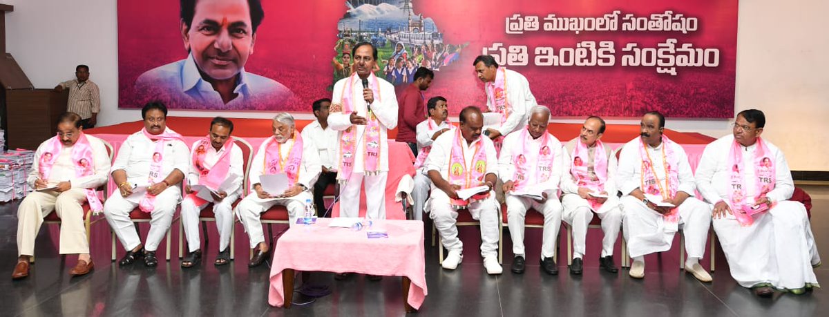 BRSparty's tweet photo. తెలంగాణ భవన్ లో టీఆర్ఎస్ పార్టీ ఎమ్మెల్యే అభ్యర్థులకు జరిగిన అవగాహన సదస్సులో పాల్గొని, అభ్యర్థులకు దిశానిర్దేశం చేసిన ముఖ్యమంత్రి శ్రీ కేసీఆర్.
#TelanganaWithKCR https://t.co/WydBe4c2wt