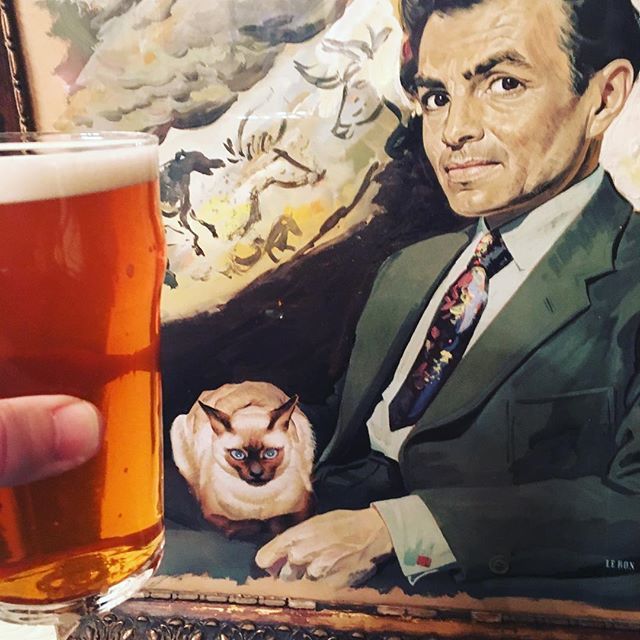 Steve_Norledge's tweet photo. James Mason approves of my pint. (Not so sure about his cat, though...) https://t.co/uUAdtn2zST https://t.co/CPcrhKF1H6