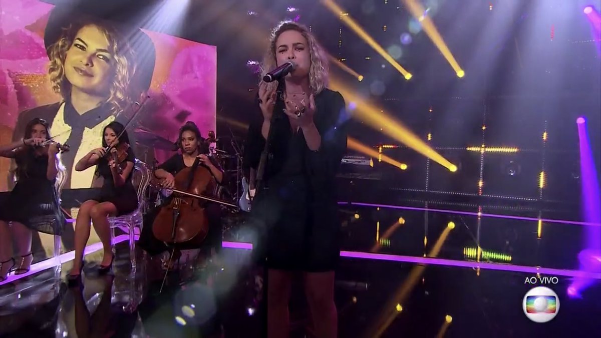 jorgeluizbrasil's tweet photo. Lua Blanco, que abuso foi que esse, mulher? Adele!!!!??? Timeti!!!! Que linda apresentação. A melhor dessa atriz/cantora até agora no #PopStar . https://t.co/sALKpiURf1
