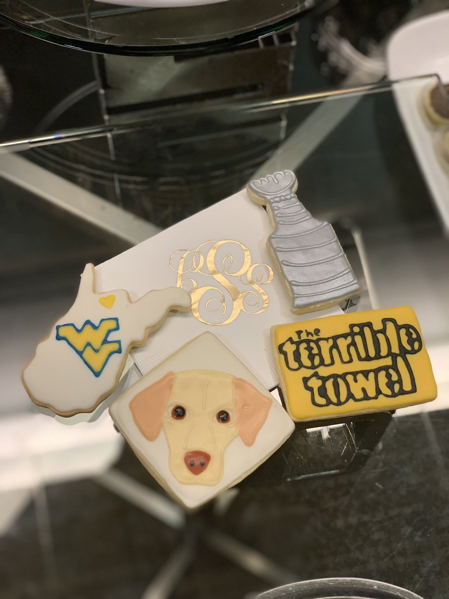 whoosyourbaker's tweet photo. When 2 @WestVirginiaU #collegesweethearts get married, they ask for custom cookies of all their favorite things-#WVU, their pup, and all things Pittsburgh! Thanks @laa_waa! ๐๐ #PittsburghCookies #PittsburghCookieTable https://t.co/kXbUMrvyhZ