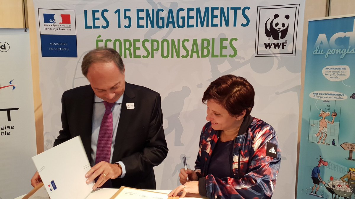 Prefet77's tweet photo. Signature de la Charte éco-responsable avec la ministre @Sports_gouv @RoxaMaracineanu et le président de la @ffttofficiel Christian Palierne au @DisneyFR Event Arena lors de la Coupe du monde de tennis de table. 15 engagements pour l'organisation d'événements. #SPTorcy https://t.co/VUothuT5iM
