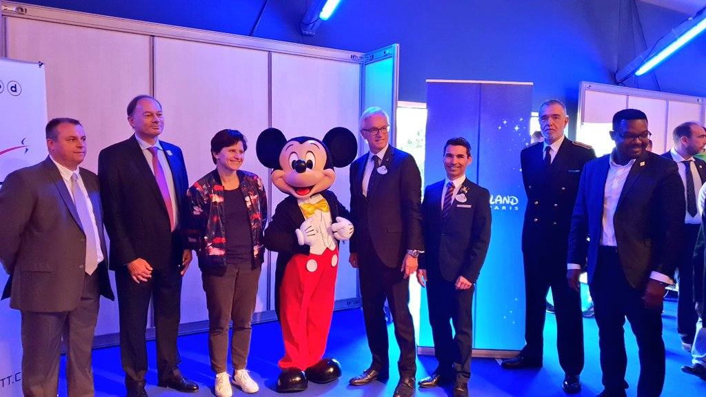 Prefet77's tweet photo. Signature de la Charte éco-responsable avec la ministre @Sports_gouv @RoxaMaracineanu et le président de la @ffttofficiel Christian Palierne au @DisneyFR Event Arena lors de la Coupe du monde de tennis de table. 15 engagements pour l'organisation d'événements. #SPTorcy https://t.co/VUothuT5iM