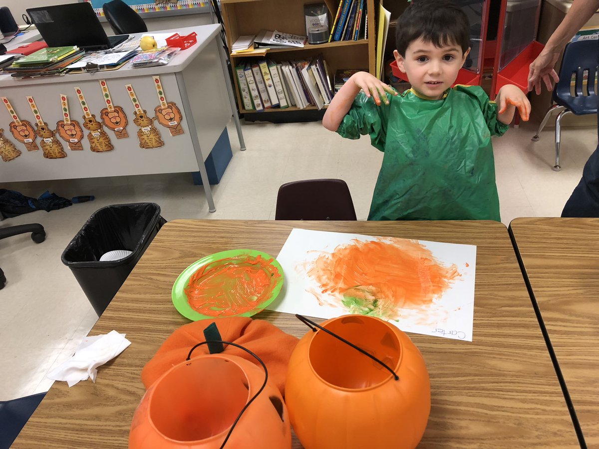 MsNinaVES's tweet photo. We’re using orange and green to finger paint pumpkins with a stem! https://t.co/svymMdxkbs