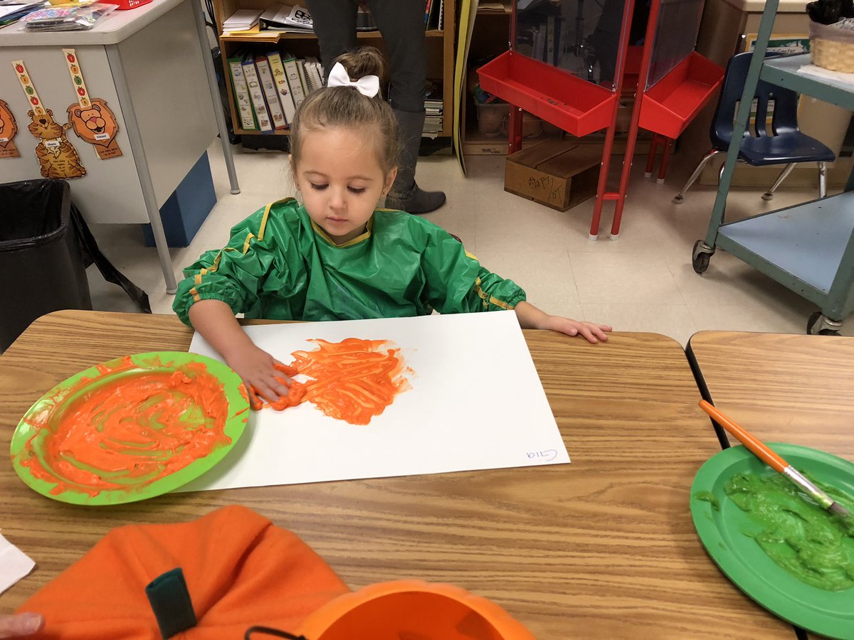 MsNinaVES's tweet photo. We’re using orange and green to finger paint pumpkins with a stem! https://t.co/svymMdxkbs