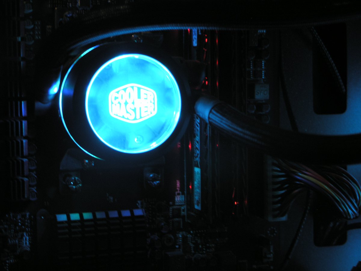 AllericEnslin's tweet photo. My rig for #ufdrigs
AMD FX6300 @ 4.4ghz
MSI 970 Gaming AM3+
MSI GTX 1060 6G Gaming X
8GB Crucial Ballistix 1866mhz
2x 500GB Seagate HDDs
Cooler Master Materliquid Pro 240 RGB Liquid cooler
Cooler Master MB510L Carbon case. https://t.co/Sw31hUxB6G