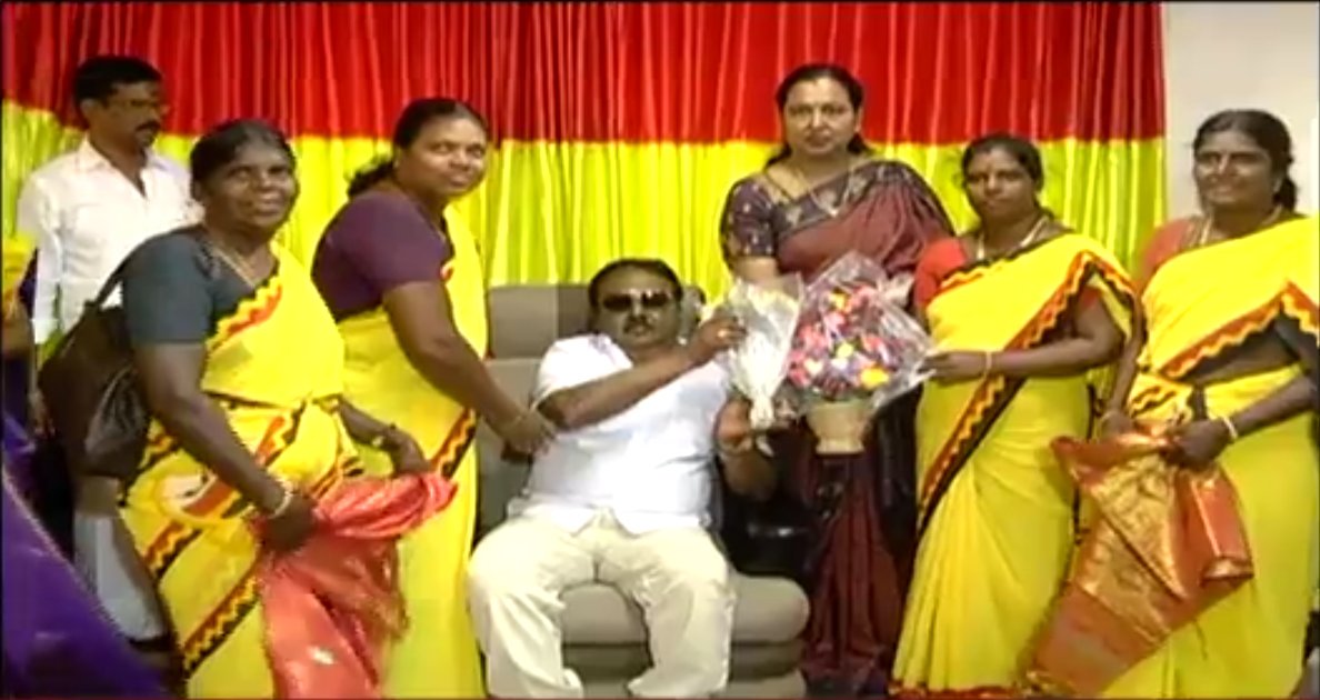 iVijayakant's tweet photo. சென்னை கோயம்பேட்டிலுள்ள தேமுதிக தலைமை கழகத்தில் இன்று (21.10.2018)  நடைபெற்ற மகளிர் அணி ஆலோசனை கூட்டத்தில், எடுக்கப்பட்�� புகைப்படங்கள். இந்நிகழ்ச்சியில் கழக மகளிர் அணி செயலாளர்கள், மாவட்ட கழக மகளிர் அணி செயலாளர்கள் அனைவரும் கலந்து கொண்டனர். https://t.co/4Za9GxHaqp