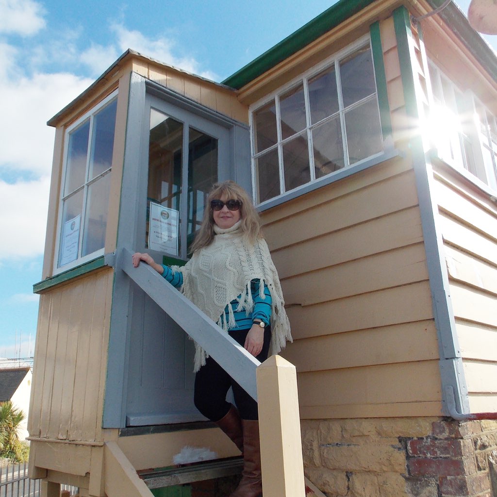 yvettetreasaden's tweet photo. Wishing you a lovely afternoon tweeps! #instowsignalbox https://t.co/7baF6EDm9o