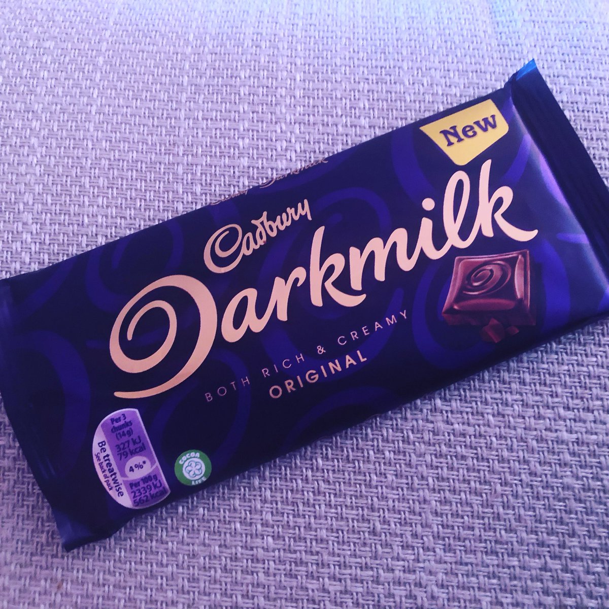 Super chocolatey and creamy <a href="/CadburyUK/">Cadbury UK</a> Darkmilk. Sunday afternoon spent with a #HarryPotter film.