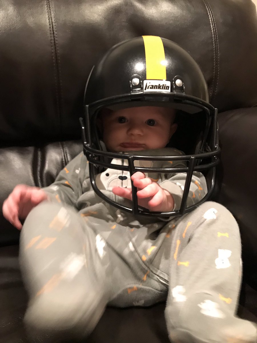 missi_matthews's tweet photo. When mommy is home all weekend...

#ByeWeekProblems 🏈🏈🏈 https://t.co/LuHmM01Ieu