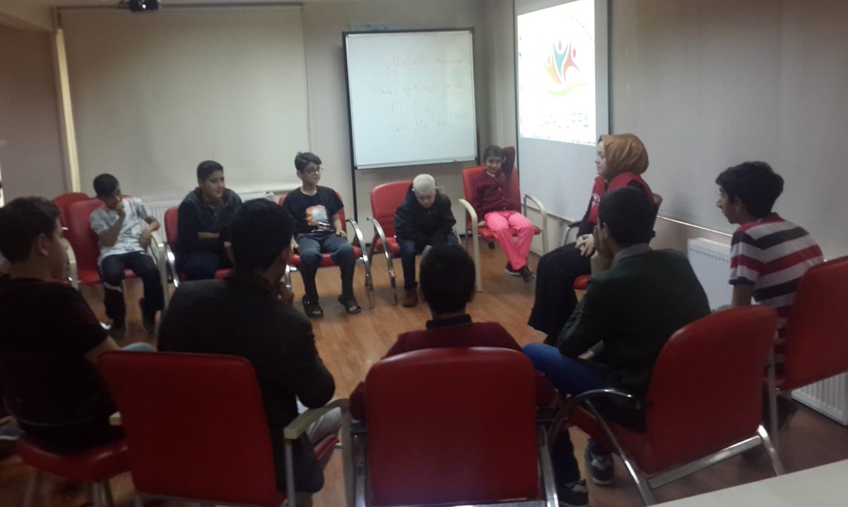 🎬Günlerden pazar olunca bir de hava yağmurlu olunca bizde  gençlerimizle patlamış mısırlarımızı ve içeceklerimizi hazırladık sinema günleri adı altında ilk filmimizi izleyip film sonunda gençlerimizle film kritiğimizi gerçekleştirdik.🎬