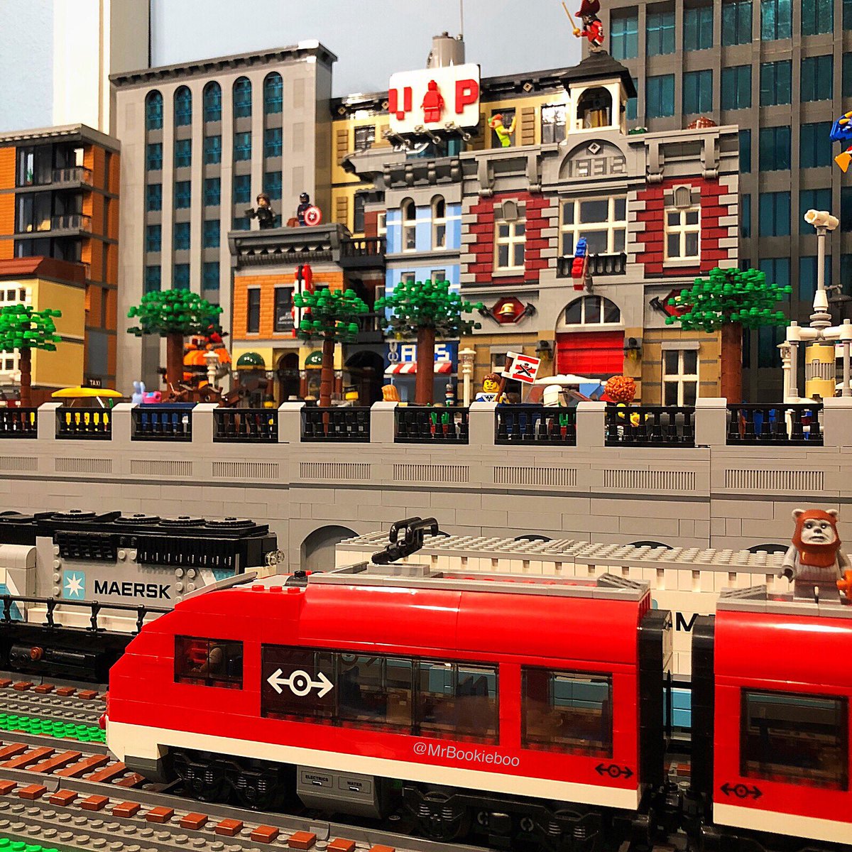 MrBookieboo's tweet photo. Good morning ☀️. It’s a beautiful day to build #lego #legocity #legocreator #legotown #legolandscape #legos #legoland #legoworld #legotrain #legotrains #legolife #minifigures #minifigure #bricks #legophotography #legomodulars #toys #toyartistry #creations #miniworld https://t.co/S9cUWP2dDb