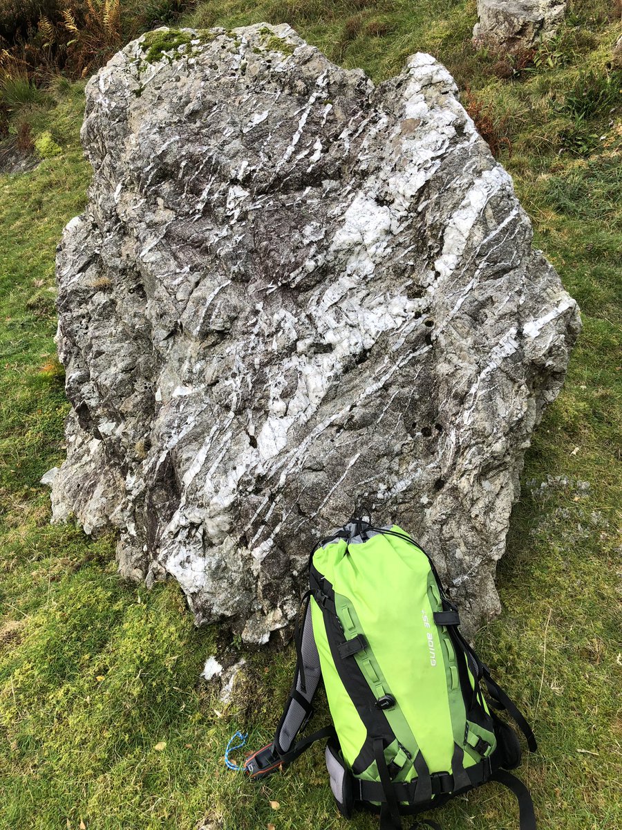 philcollierMI's tweet photo. Above Nant Ffrancon valley today. Pillow lace, quartz veins &amp; Pitts Head Tuff #mountaininstructor #wales https://t.co/M1mT2nmpFY