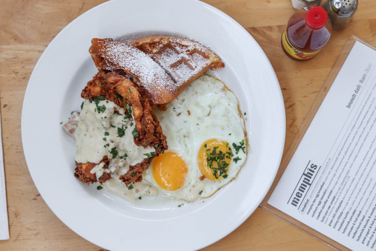 MemphisCafe's tweet photo. #Brunch anyone?π³πΉ
Servin' up all your favorites till 3PM! #memphiscafe
#chickenandwaffles #breakfast #friedchicken https://t.co/PbkTCwBTAy