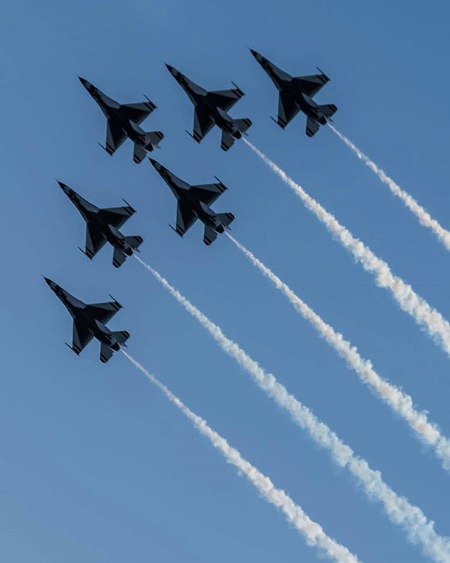HuntingtonBeCom's tweet photo. Thank you Chris for sharing your amazing photography on #huntingtonbeachcommunity  @makamogophotos -  Perfection (1/3)

USAF Thunderbirds at the Pacific Air Show on 10/19/2018
.
.
.
.
.
#pacificairshow #thunderbirds #usafthunderbirds #usaf #airforce #airplane #fighterjet #fi… https://t.co/Xy8xsqeAKL