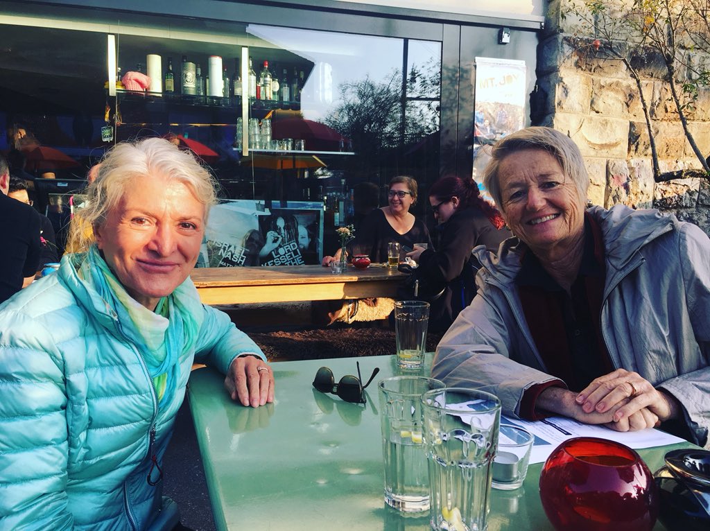 serpentillon's tweet image. Clotilda Conrad (66) und Marianne Roth (67) nach ihrem Austausch - sie haben sich spontan dazu bereit erklärt, an unserem Podiumsgespräch teilzunehmen. #schweizspricht