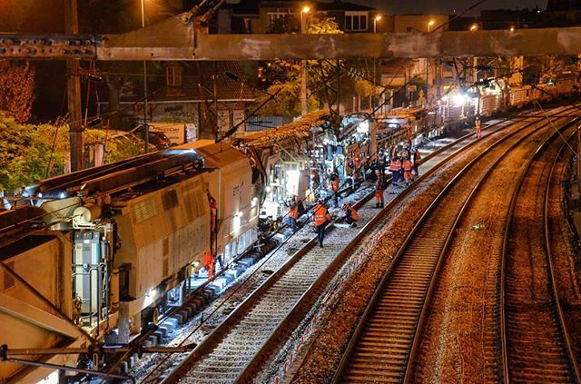 thomas_chaffaut's tweet photo. Asnières-sur-Seine : La Suite Rapide Zone Dense en plein travail entre Bécon-les-Bruyères et Asnières-sur-Seine. Ce prototype unique au monde de train de travaux remplace les traverses et le ballast en un temps record (20.10.2018)

Asnières-sur-Seine, Fr… https://t.co/fMeikAbUv5 https://t.co/SkR0DWabow