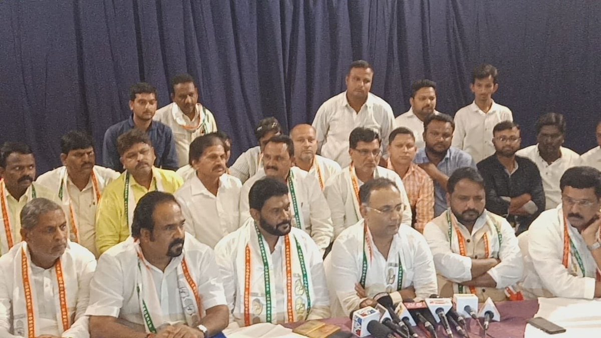 KPCCPresident's tweet photo. Addressing the media at Hosapete, Ballari, today. Shri V.S. Ugrappa, is the Congress-JD(S) candidate for the November 3 Lok Sabha by-elections. #KarnatakaByElection2018 https://t.co/y1peOPiNM9