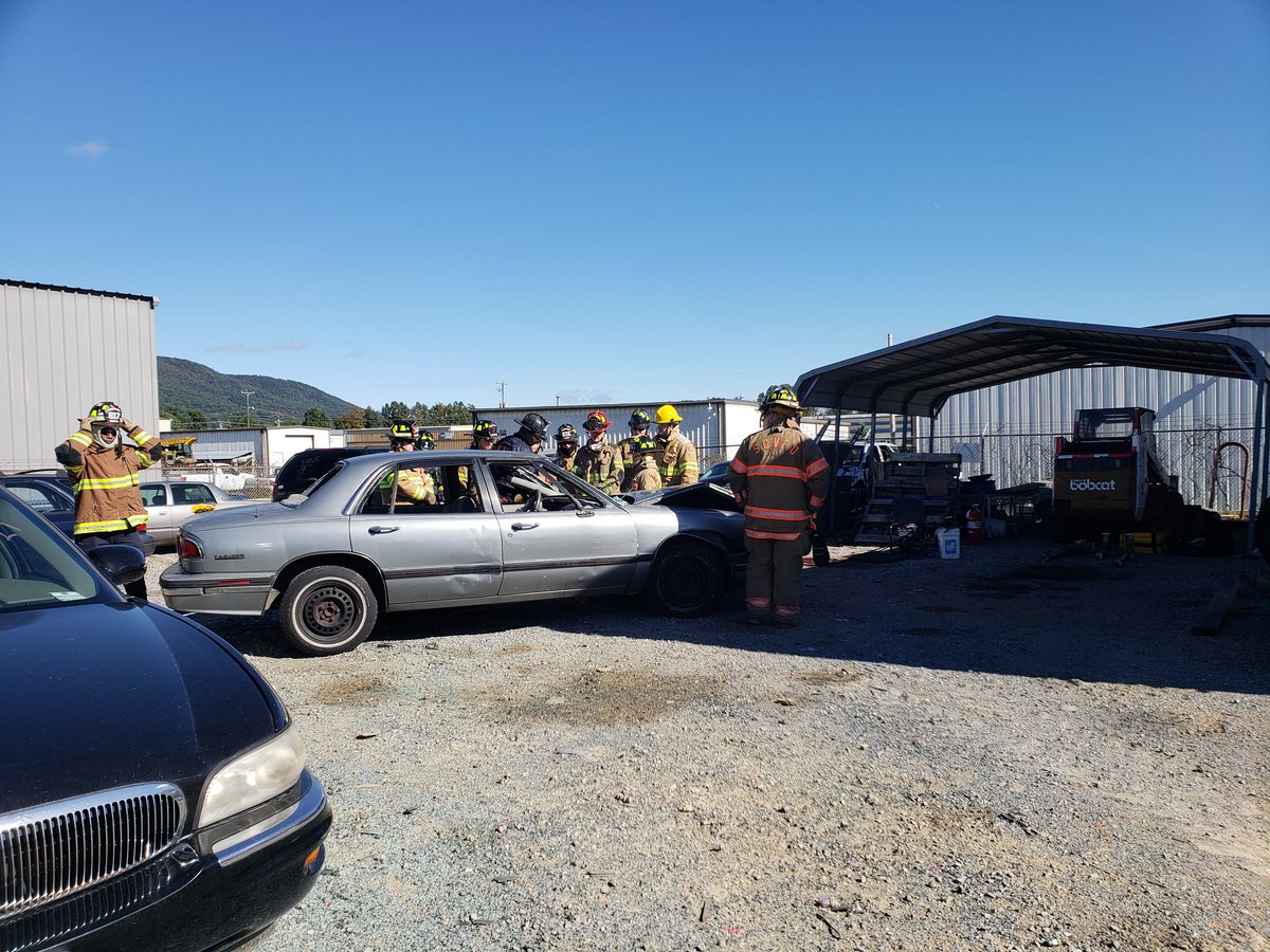 ffstclair5's tweet image. Thanks to Woods Towing and Transportation as well as Blue Ridge Rescue suppliers for making the Firefighter 2 extraction day a success. #BCoFRSTRONG