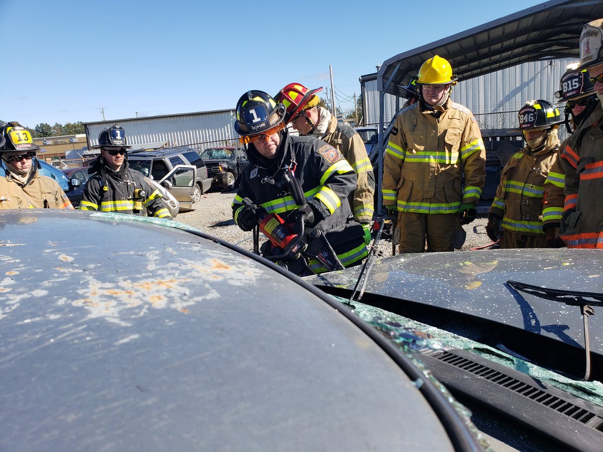 ffstclair5's tweet image. Thanks to Woods Towing and Transportation as well as Blue Ridge Rescue suppliers for making the Firefighter 2 extraction day a success. #BCoFRSTRONG