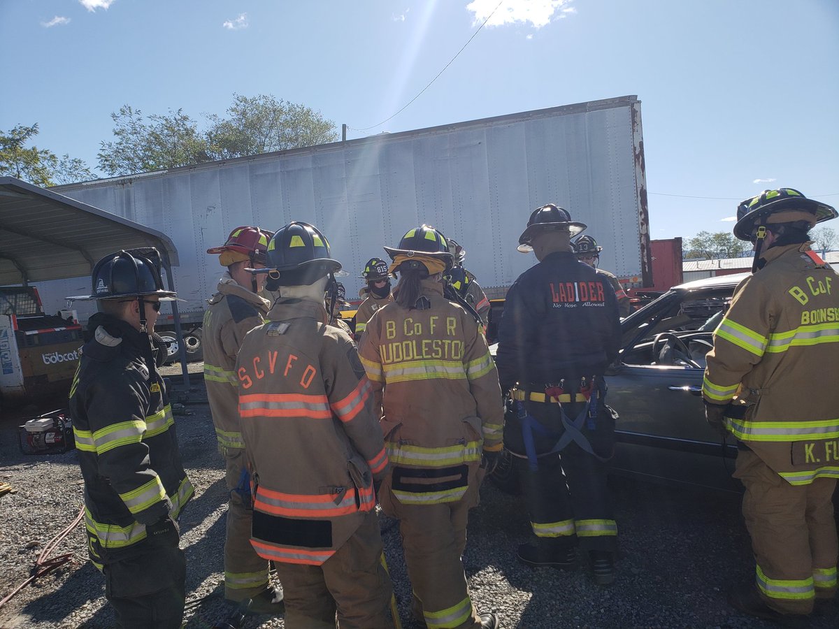 ffstclair5's tweet image. Thanks to Woods Towing and Transportation as well as Blue Ridge Rescue suppliers for making the Firefighter 2 extraction day a success. #BCoFRSTRONG
