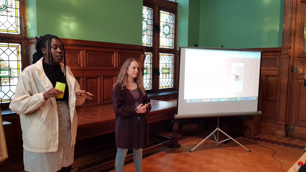molengeek's tweet photo. FoodPool, est le 5ème pitch se la journée. Cette app a pour objectif d'aider les particuliers et les entreprises à vendre ou donner les surplus de nourriture #hackborgerhout #MolenGeekAntwerp https://t.co/wK1N07MruF