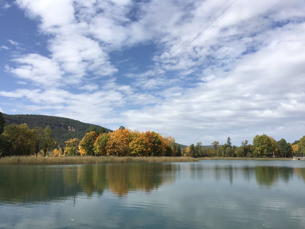 La laguna de Uña en otoño es sencillamente un espectáculo @pSerraniaCuenca #cuenca #parquenatural #serraniadecuenca #Cuenca