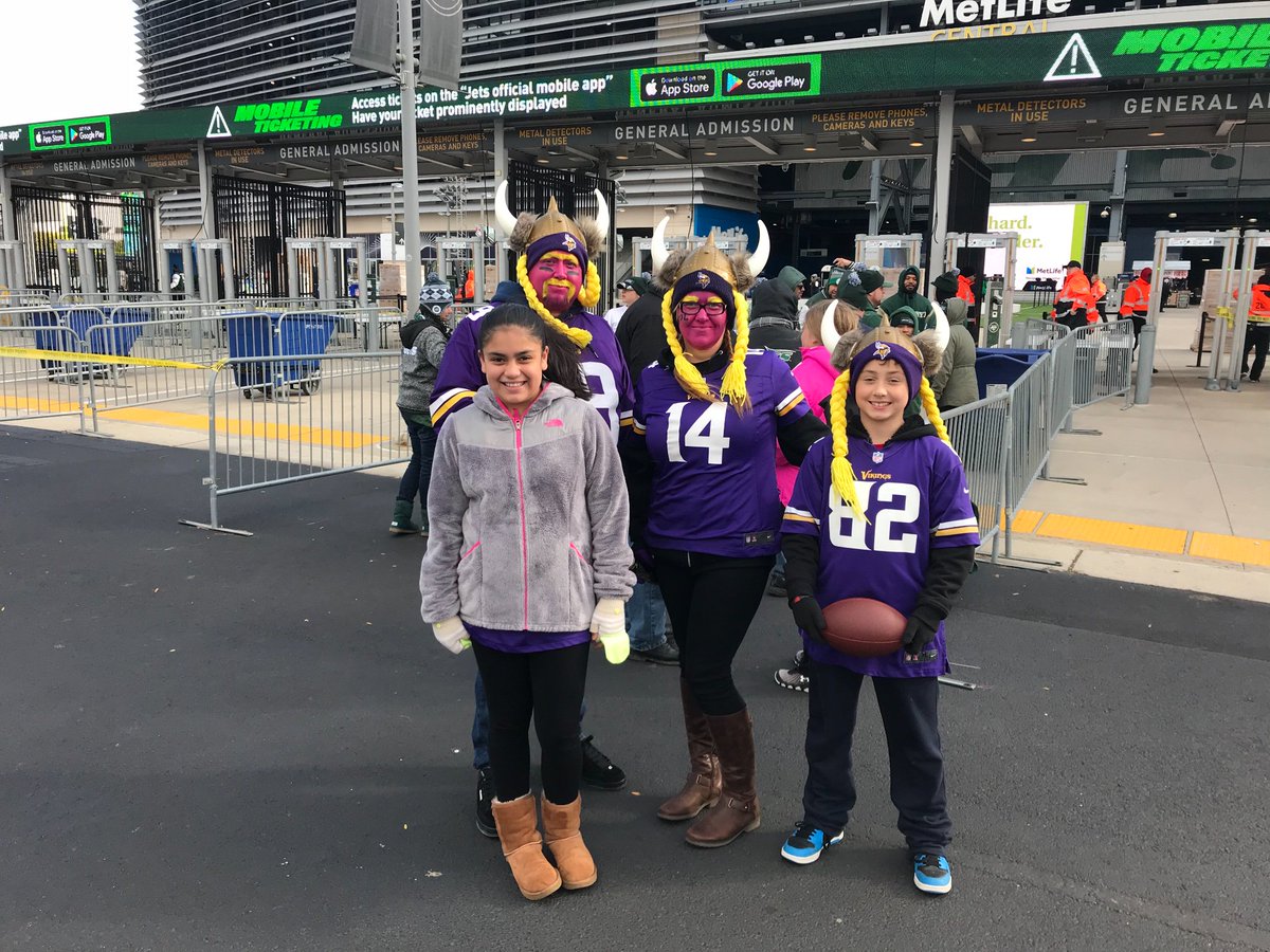 ChongosIdeas's tweet photo. Me an IzzY at MetLife watching the Purple People Eaters about take on Jets time to EAT!!! #Vikings #PURPLEPRIDE https://t.co/DS0tj2Lkkr