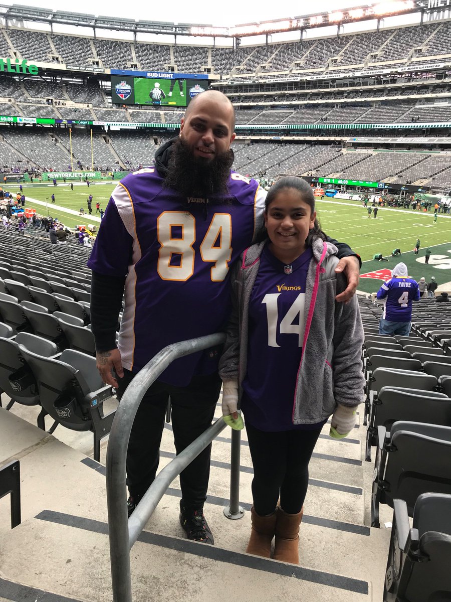 ChongosIdeas's tweet photo. Me an IzzY at MetLife watching the Purple People Eaters about take on Jets time to EAT!!! #Vikings #PURPLEPRIDE https://t.co/DS0tj2Lkkr