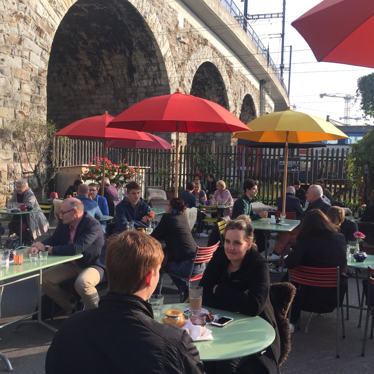 willesusanne's tweet image. Sonntagnachmittag. Die Schweiz spricht. Oder wenn Menschen mit politisch unterschiedlichen Ansichten diskutieren. Live. Von Angesicht zu Angesicht. Das Projekt wird getragen von verschiedenen Schweizer Medienhäusern. Schön, hier zu sein. Ein Zeichen fürs Wahljahr #Schweizspricht