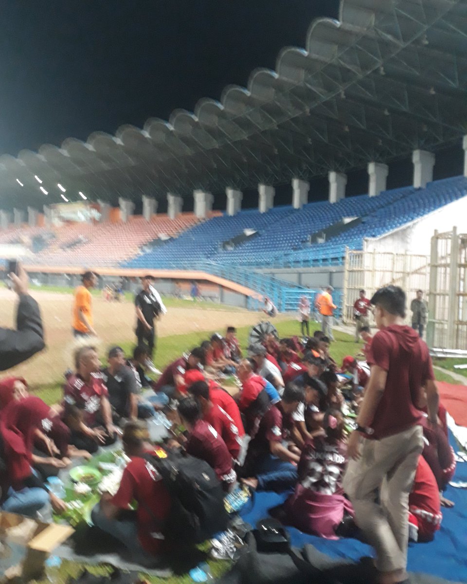 Artinya persaudaraan ya seperti gini,kemarin teman2 pusamania disambut di makassar,sekarang kami pusamania menyambut tamu kami #SelaluRespec