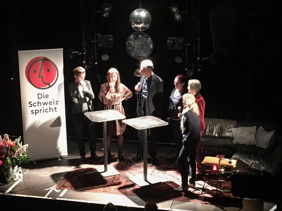 serpentillon's tweet image. .@matthiasdaum führt durch den Nach-Gespräch-Event mit Slampoeten Manuel Diener &amp;amp; Stefanie Grob und TeilnehmerInnen von #schweizspricht im Podiumsgespräch, moderiert von @SandroBrotz. Herzlichen Dank an alle!