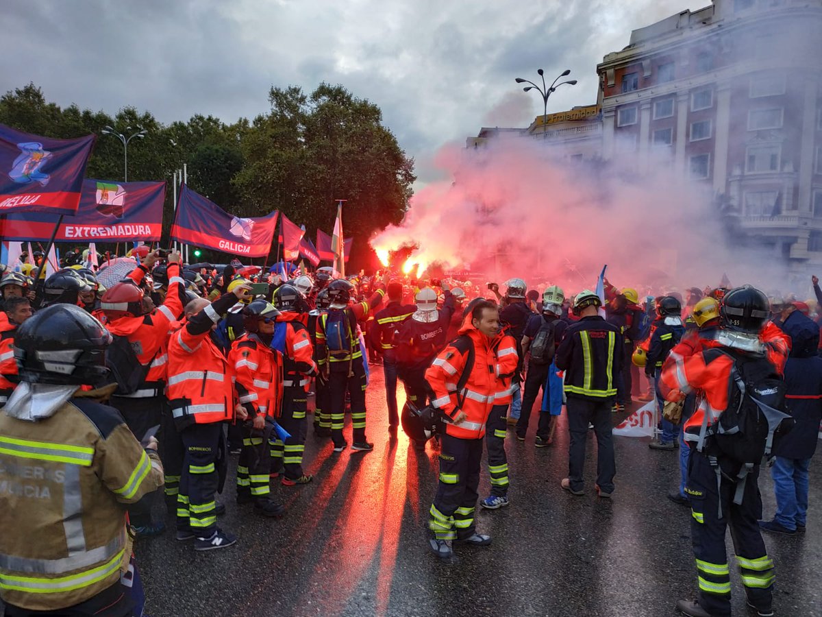 SBAbomberos's tweet photo. Ayer salíamos a la calle 6000 bomberos a pedir una regularización de nuestra profesión. Hoy nos despertamos llorando la muerte de otro compañero.
La PL está registrada, les toca. 
#PorUnaLeyMarco 
#YoSoyEloy 

@Pablo_Iglesias_ 
@sanchezcastejon 
@Albert_Rivera 
@pablocasado_ https://t.co/DJigpgxesj
