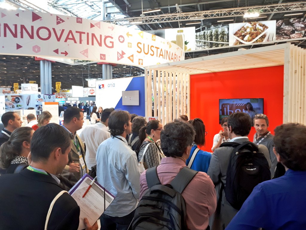 as_Jossa's tweet photo. Une délégation brésilienne 🇧🇷 pour découvrir nos startups françaises 🇫🇷 #ihou #Nbread au #SIALParis #StandFrance https://t.co/KON6nDq5Lo