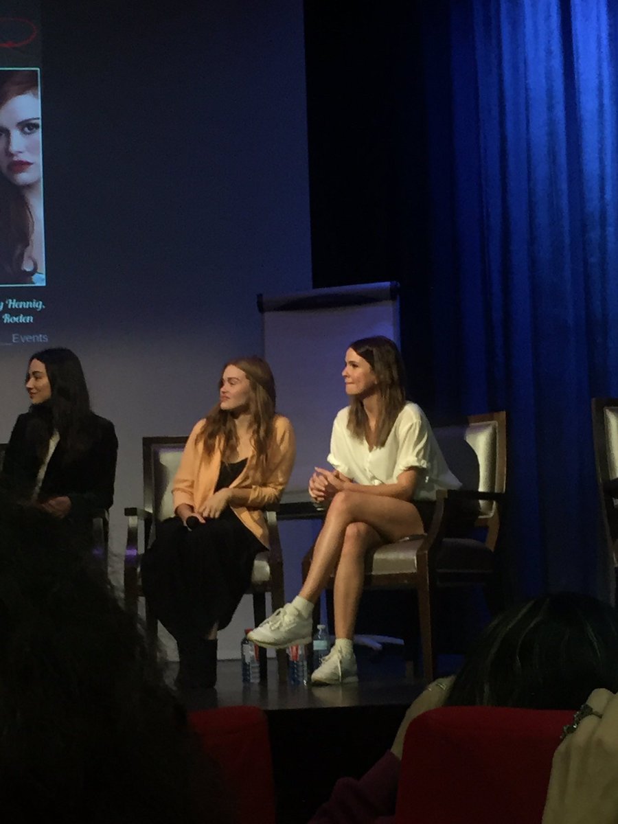 dgsara2's tweet photo. The Teen wolf's cast at #TFMIC5 during the panel yesterday ✨ https://t.co/t3j7Y3aOxz