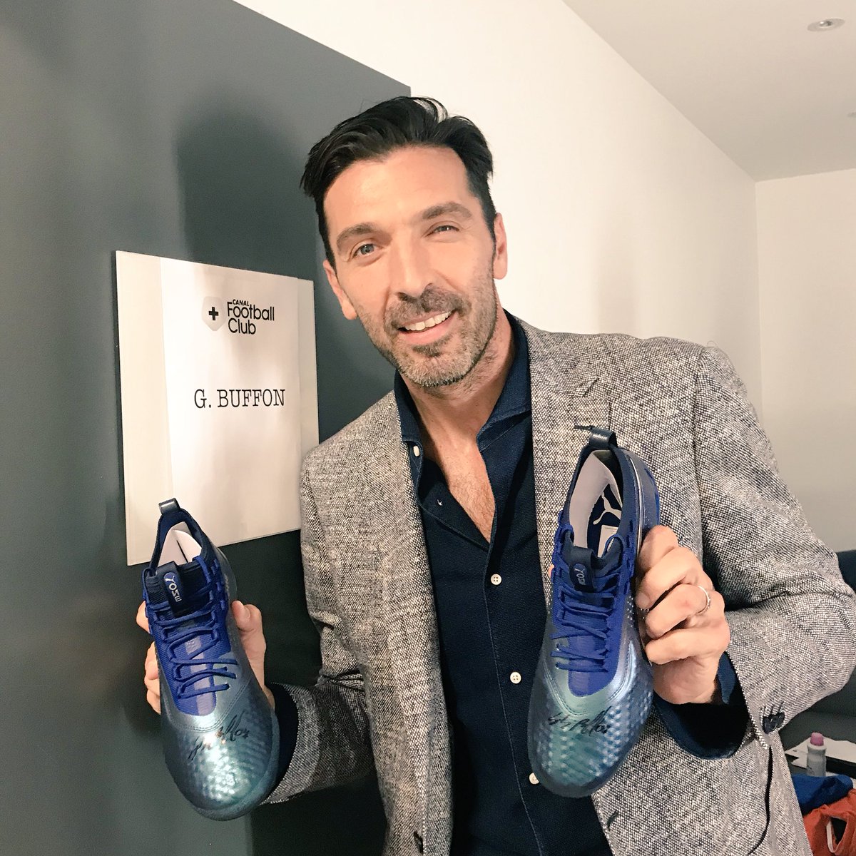 CanalplusFoot's tweet image. RT + Follow le @CanalFootClub pour tenter de gagner une paire de crampons et des gants dédicacés par @gianluigibuffon ! 🎁 #CFC