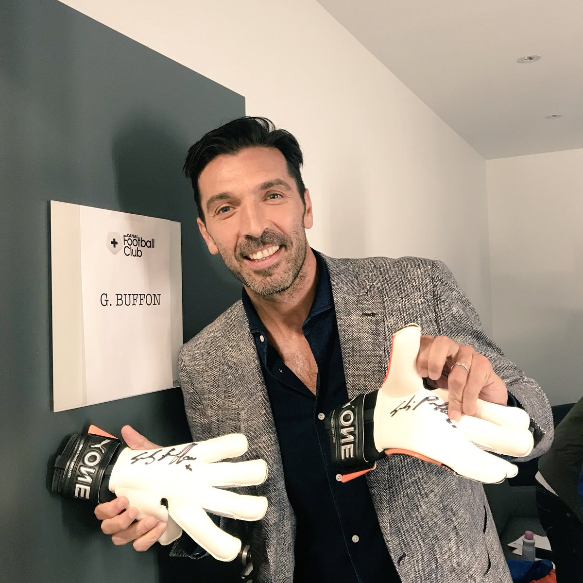 CanalplusFoot's tweet image. RT + Follow le @CanalFootClub pour tenter de gagner une paire de crampons et des gants dédicacés par @gianluigibuffon ! 🎁 #CFC