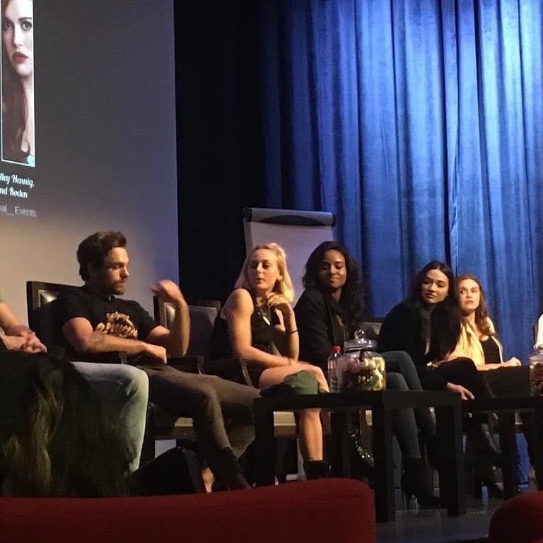 dgsara2's tweet photo. The Teen wolf's cast at #TFMIC5 yesterday ✨ https://t.co/hsUkIXc2IX