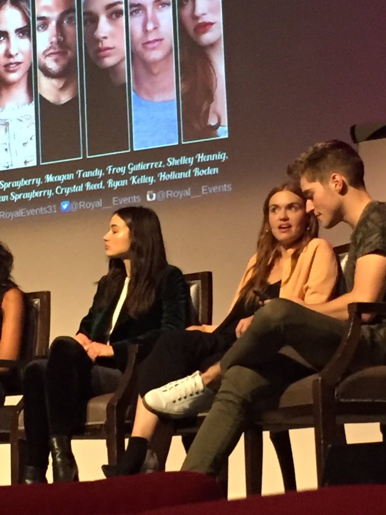 dgsara2's tweet photo. The Teen wolf's cast at #TFMIC5 yesterday ✨ https://t.co/TnMC28Ruc3