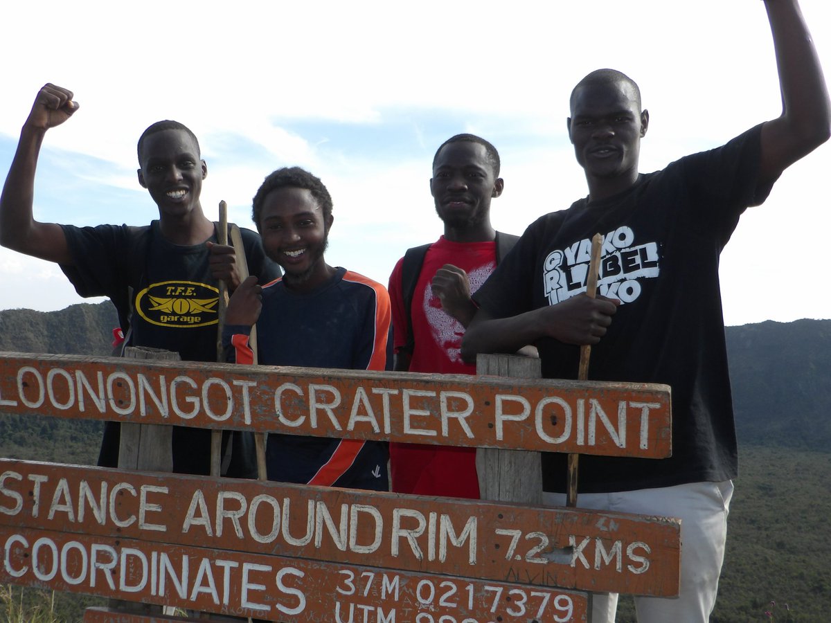 cresa_uon's tweet photo. Maxwell, the first to reach the peak of the mountain received a T.shirt presented by the Cresa president @muthoka_john01
Not forgetting the group that arrived first after a hike round the crater ๐
#longonothike https://t.co/NzStdzcp4N