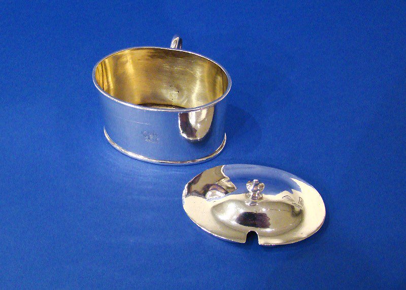DanielBexfield's tweet photo. Rare Irish Silver Mustard Pot
Made by Joseph Jackson
Dublin 1806
Height 2.75" (7cm)
Price £1,295.00

Original gilding to the interior
#irish #dublin #irishsilver #irishantiques #mustard #mustardpots 
#antiquesilver #sterlingsilver #cecilcourt #london 
#danielbexfieldantiques https://t.co/QJYBKH1wZN