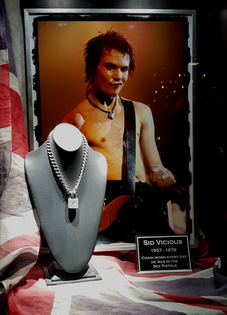 implausible17's tweet photo. I'm super spoilt!  Not only did the fabulous @Martin_Simmonds do an awesome Sid sketch in my copy of Punks Not Dead (wearing, I just noticed, the actual necklace I saw in Vegas last Wednesday), but I was also the very first recipient of his new fancy signature :) https://t.co/BnoK5zP52p