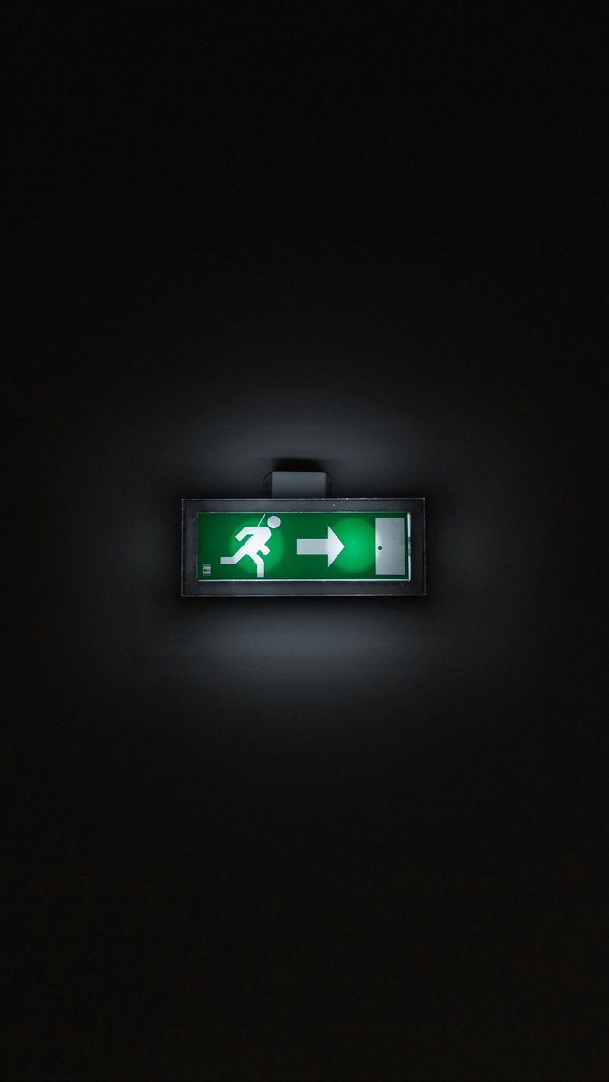 Подсветка для телефона. Шондонг вьетнам. Горы ночью. Пейзаж с водой. Выйти заставку.