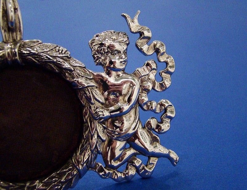 DanielBexfield's tweet photo. American Sterling Silver 'Cherubs' Fob Watch Stand
Made by Bigelow, Kennald &amp; Co
Boston c.1885
Width 4.5" (11.3cm)
Price £1,275.00

#cherub #cherubs #watchstand 
#antiquesilver #sterlingsilver #cecilcourt #coventgarden #london 
#antiques #danielbexfieldantiques https://t.co/J4oLAXGF0L